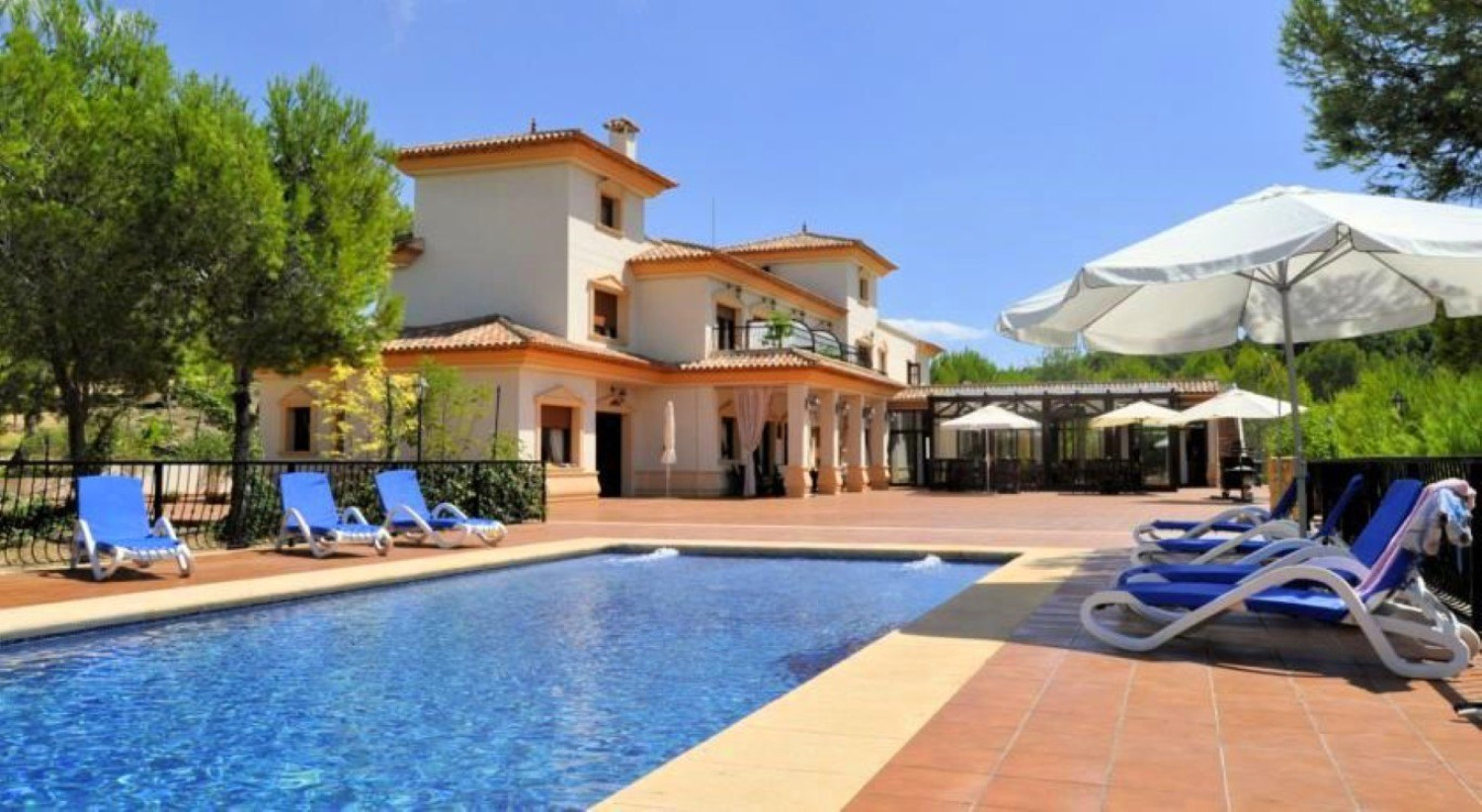 Gran finca - hotel rodeada de pintorescas monta&ntilde;as