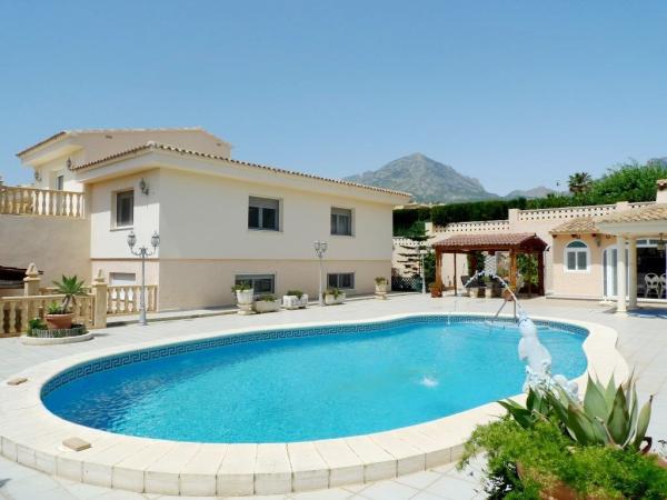 Amplia villa con vistas al mar en La Nucia