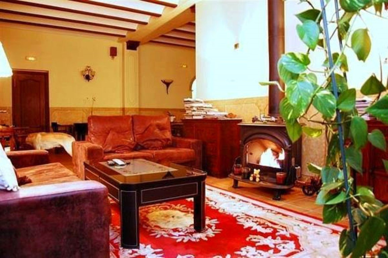 Gran finca - hotel rodeada de pintorescas monta&ntilde;as