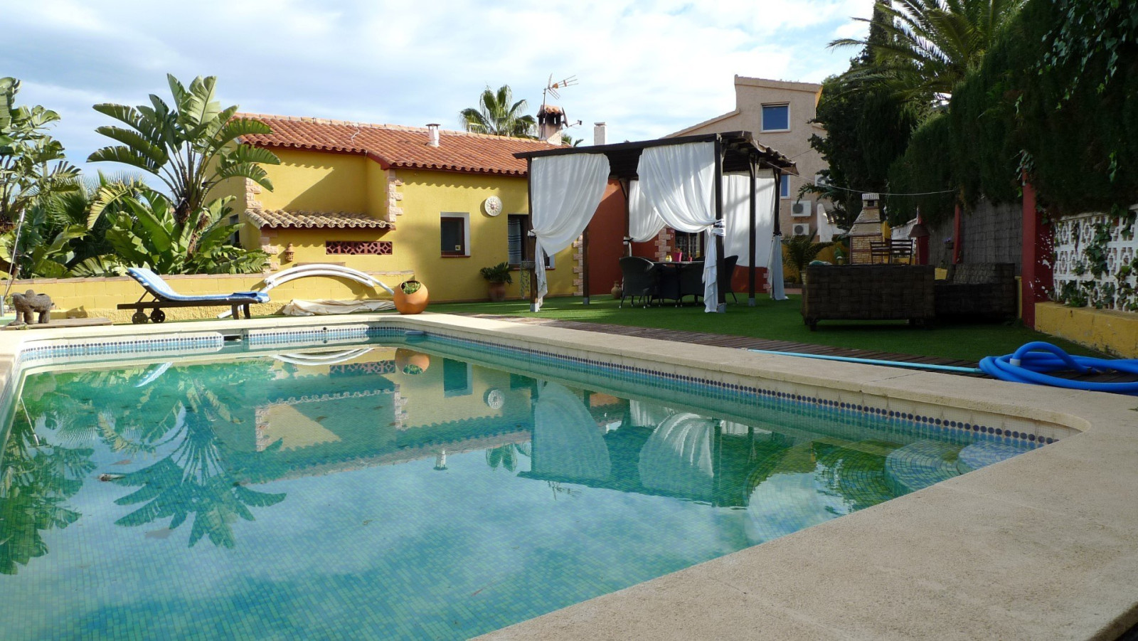 Villa con apartamento independiente