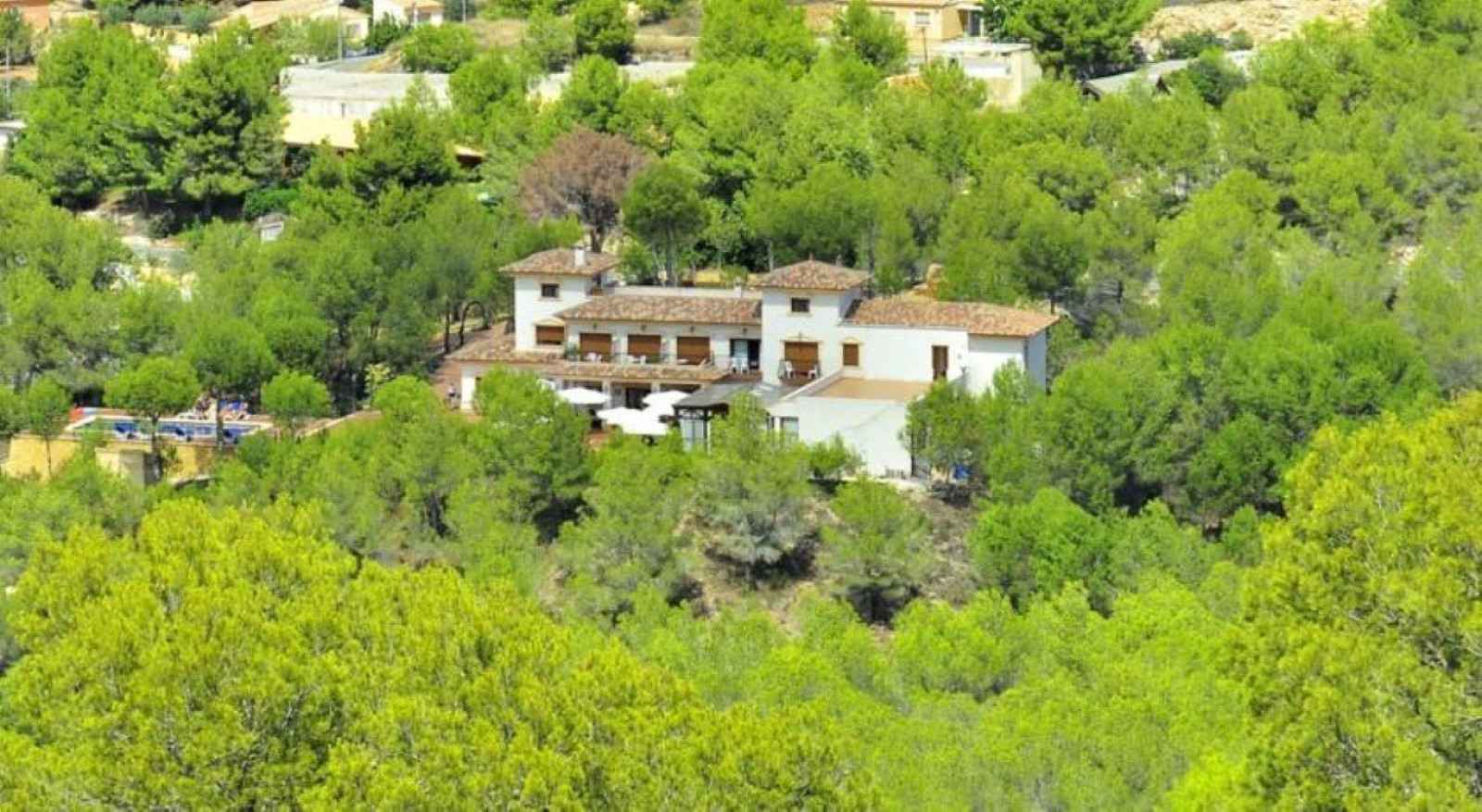 Gran finca - hotel rodeada de pintorescas monta&ntilde;as