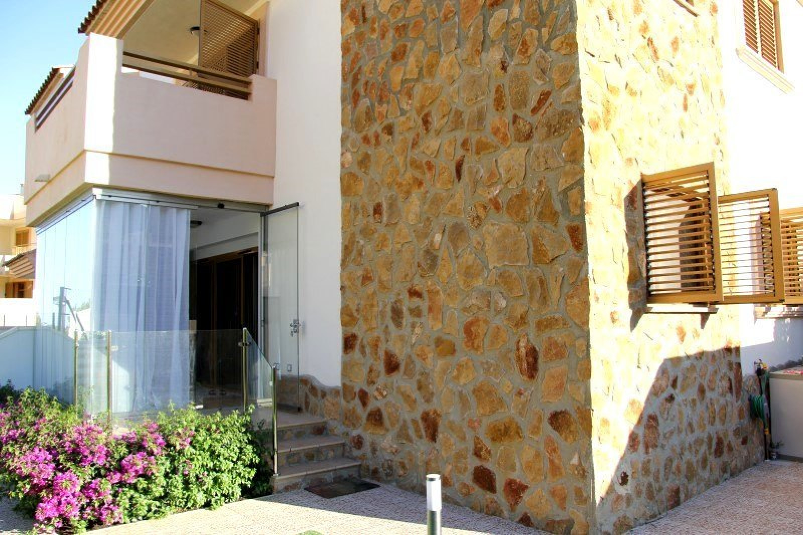 Precioso bungalow con jard&iacute;n