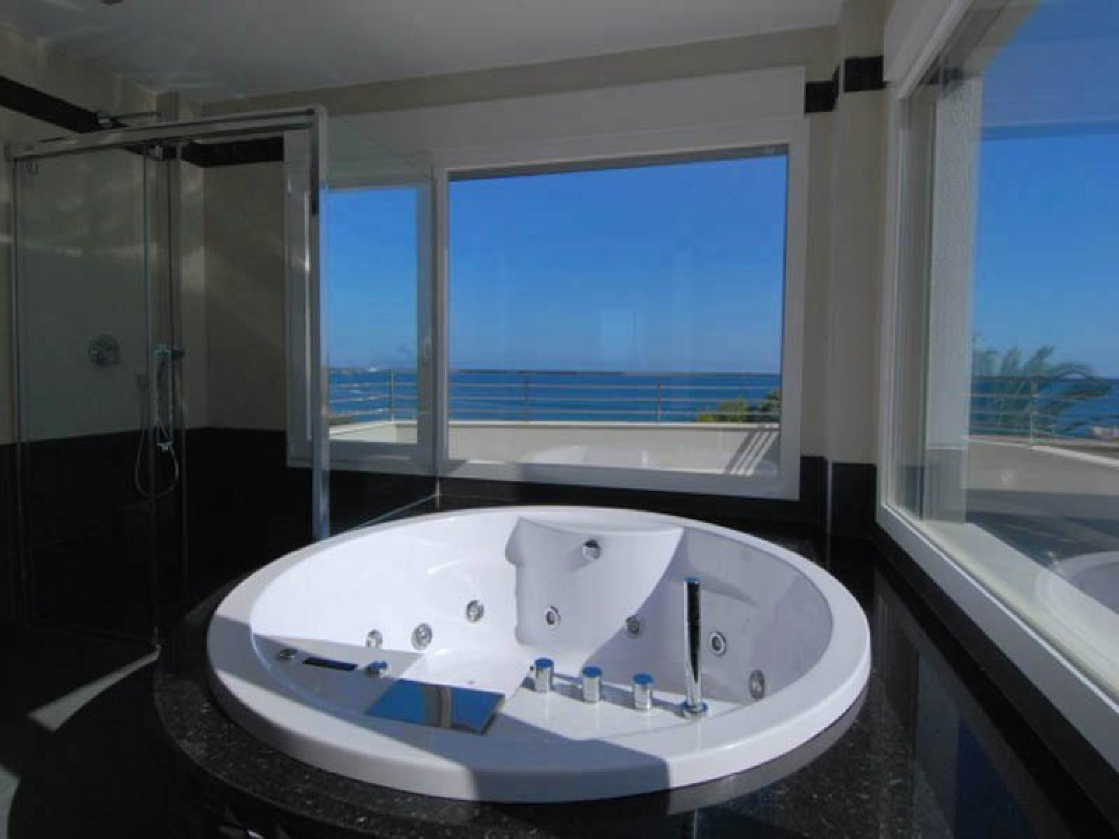 Nueva villa en primera l&iacute;nea del mar