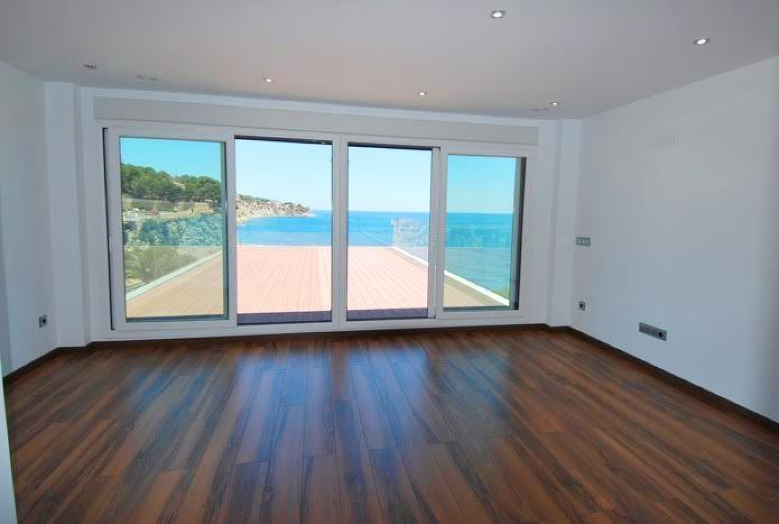 Nueva villa en primera l&iacute;nea del mar