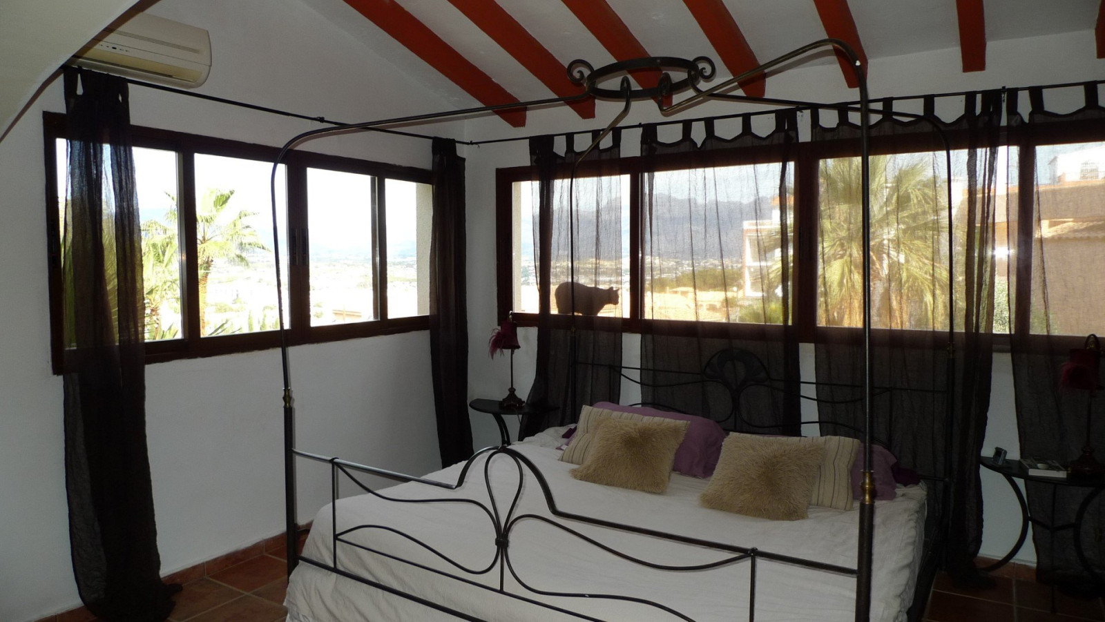 Villa con apartamento independiente