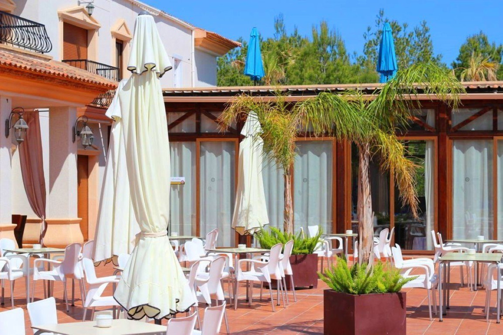 Gran finca - hotel rodeada de pintorescas monta&ntilde;as