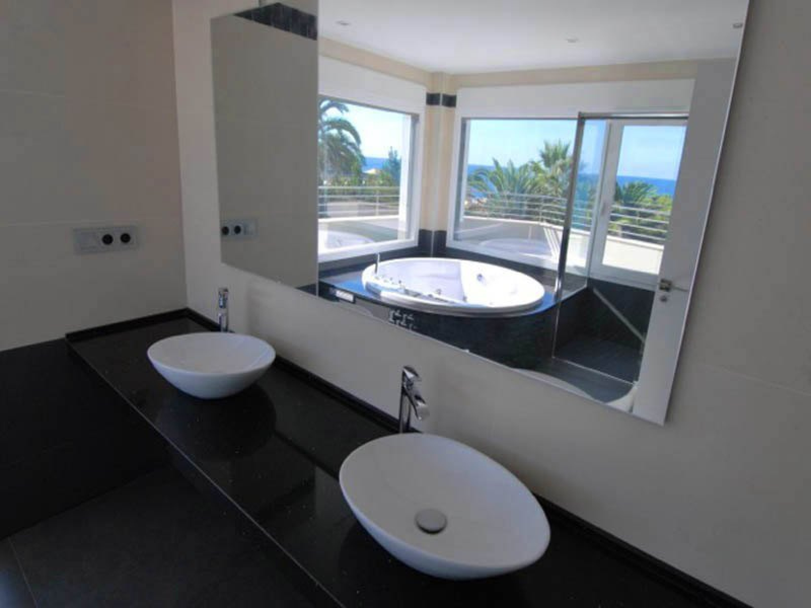 Nueva villa en primera l&iacute;nea del mar