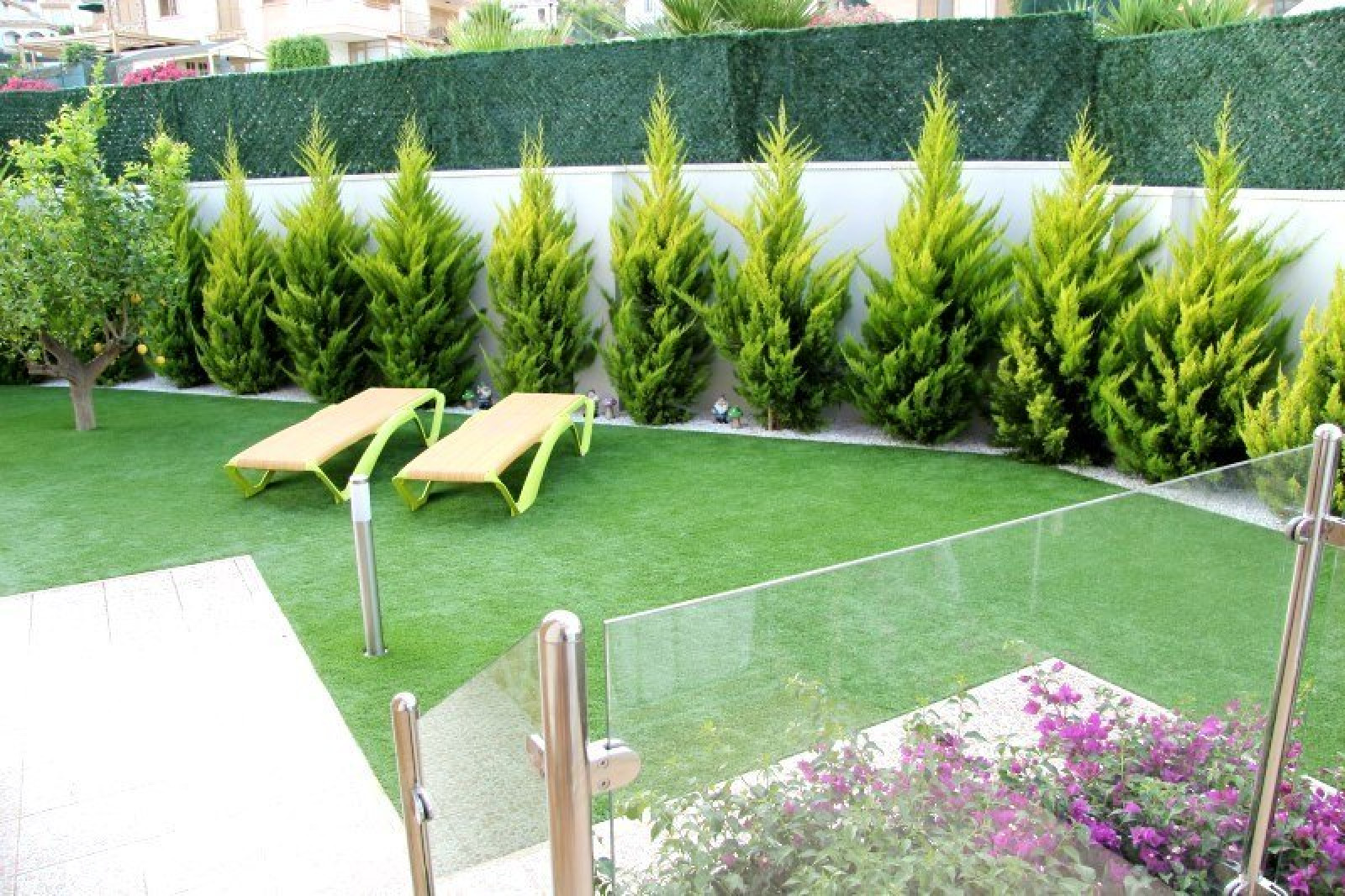 Precioso bungalow con jard&iacute;n