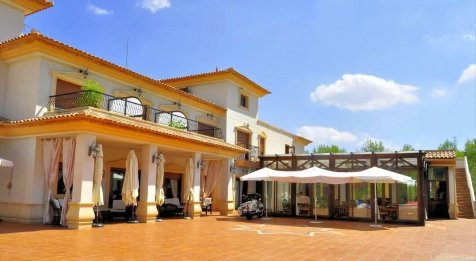 Gran finca - hotel rodeada de pintorescas monta&ntilde;as