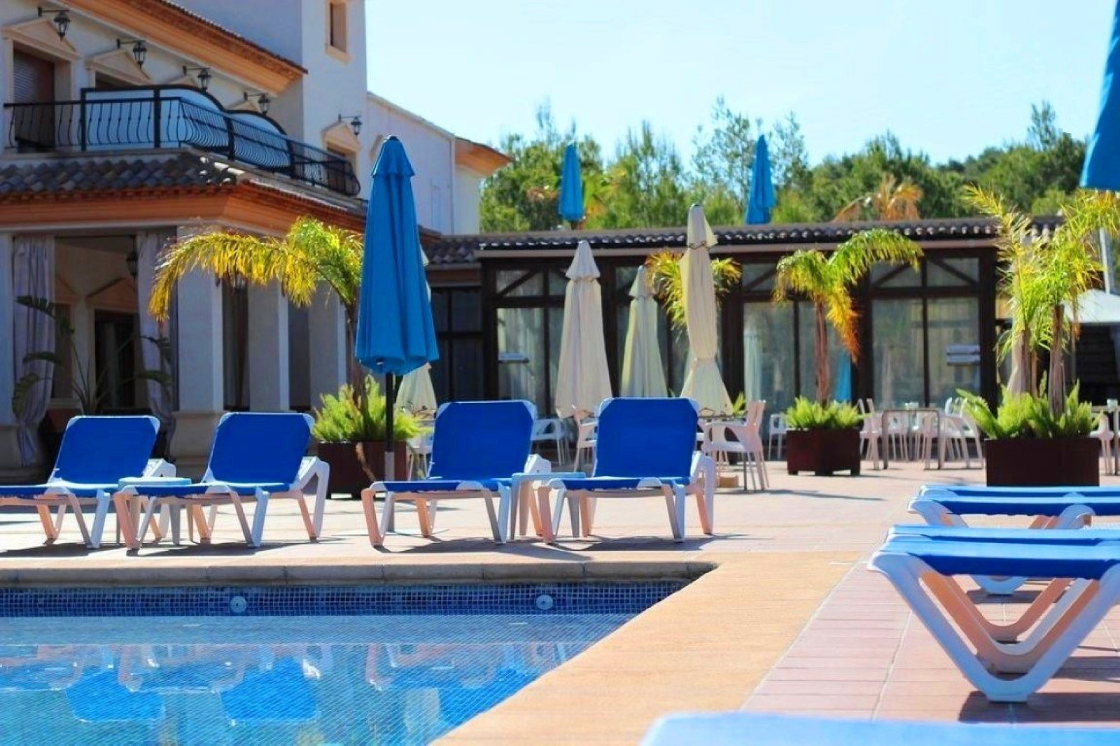 Gran finca - hotel rodeada de pintorescas monta&ntilde;as