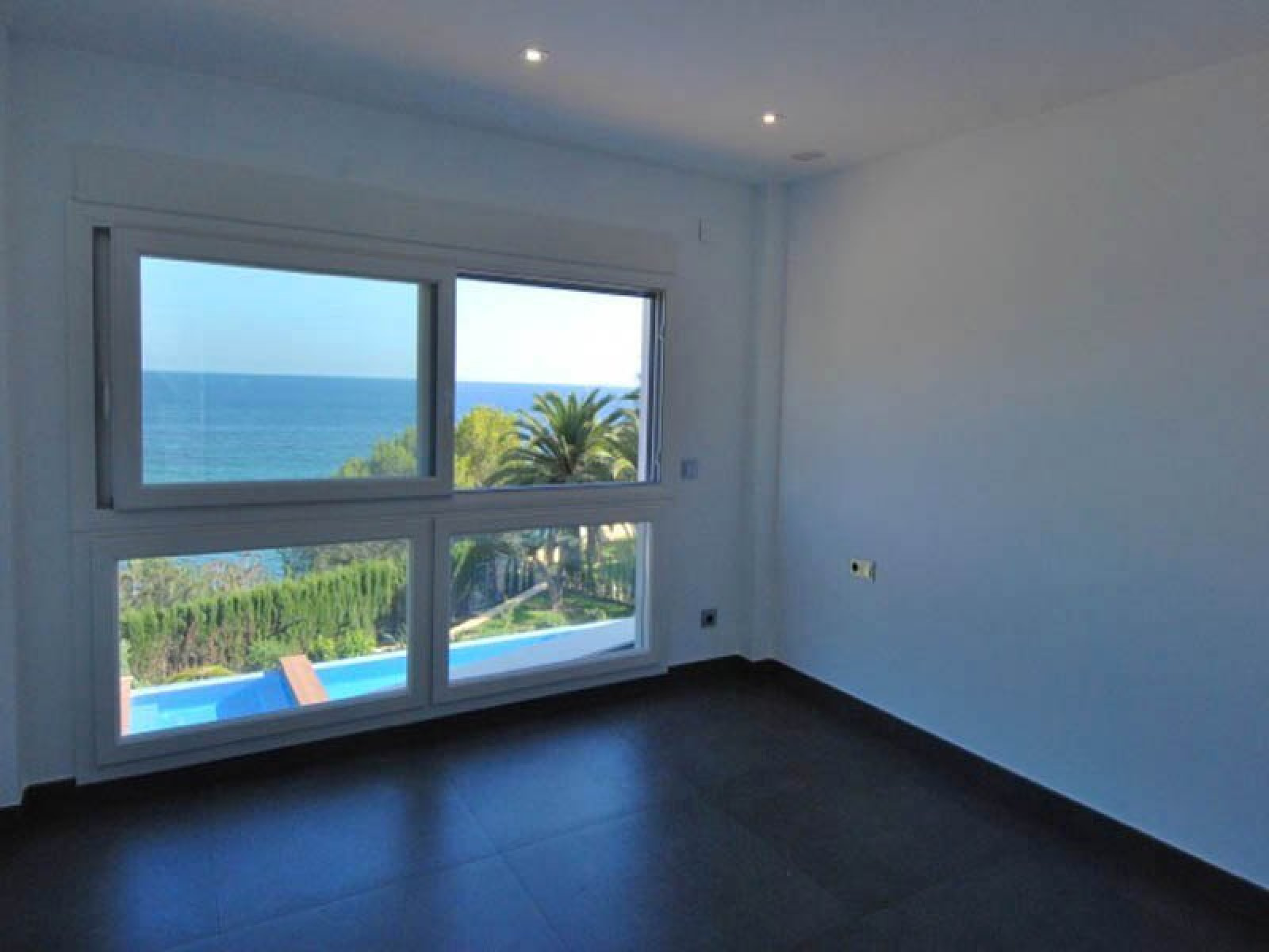 Nueva villa en primera l&iacute;nea del mar