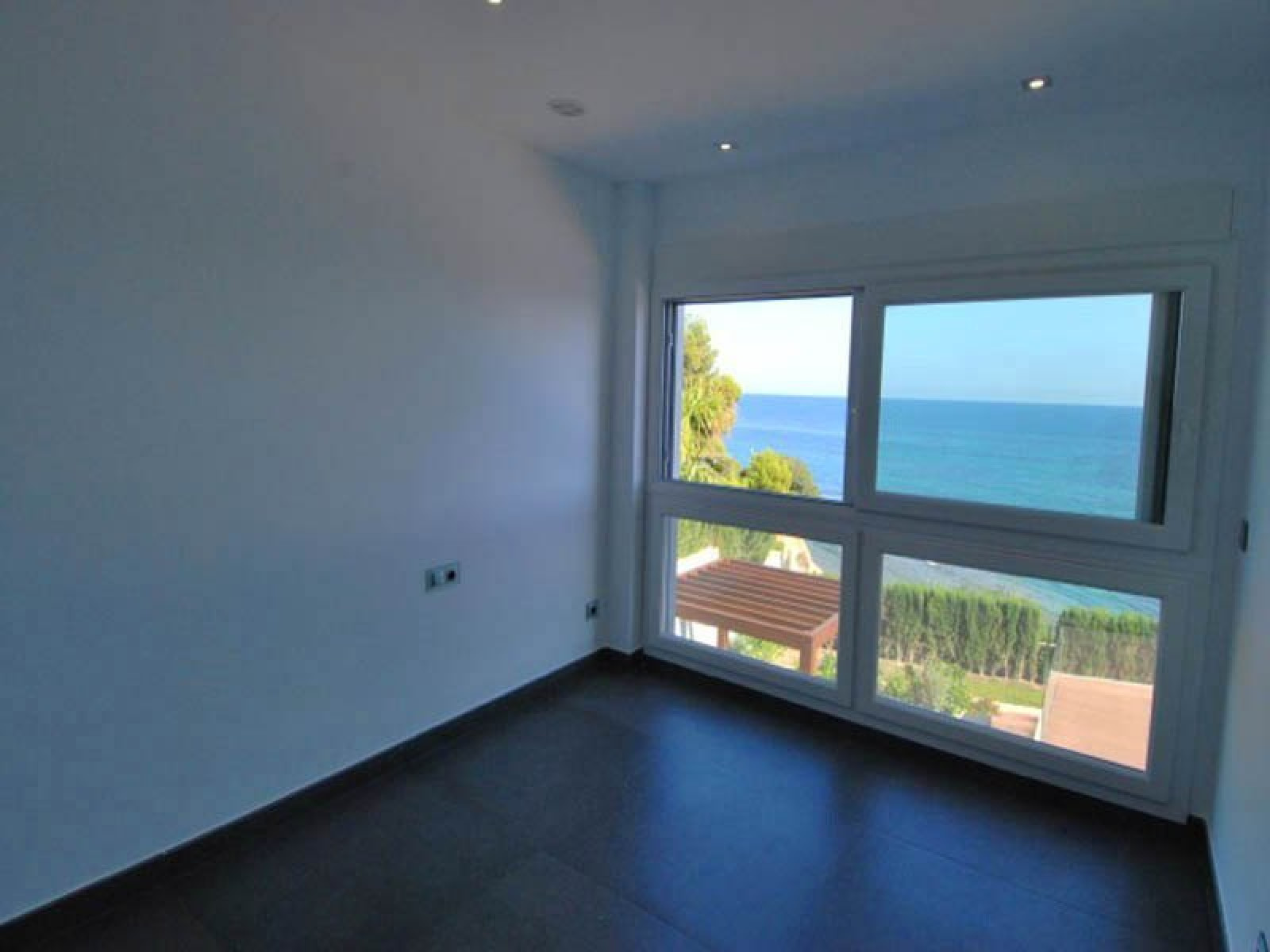 Nueva villa en primera l&iacute;nea del mar