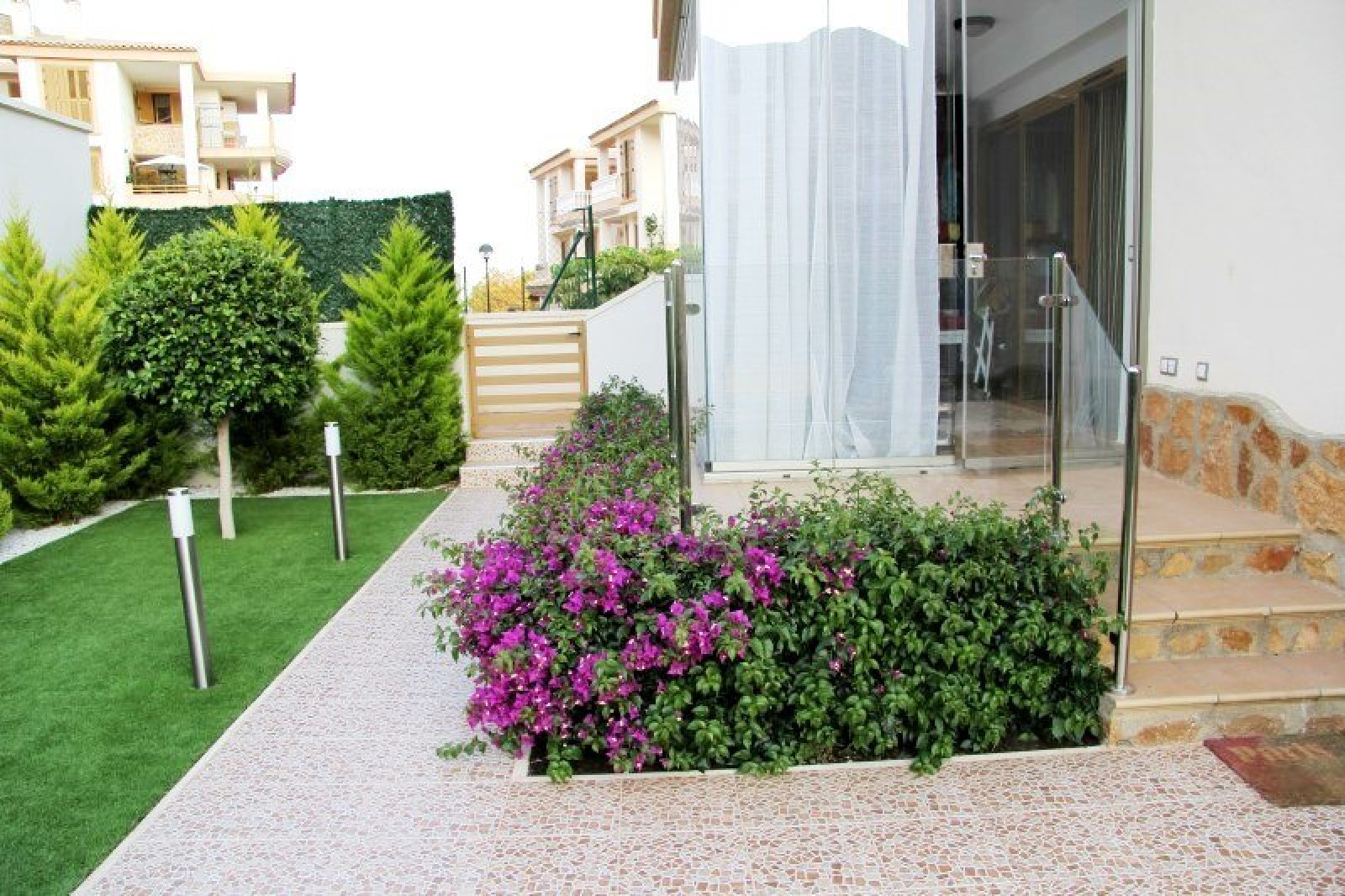 Precioso bungalow con jard&iacute;n